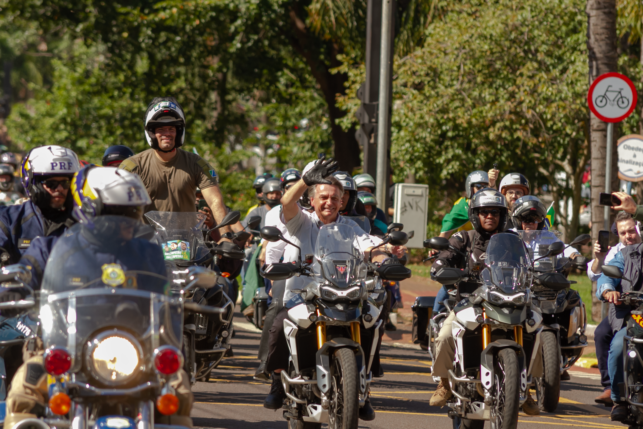 Capitão Contar (PRTB) está em pé sobre a moto (camiseta marrom). Jair Bolsonaro à frente (PL). Foto: Tero Queiroz.  