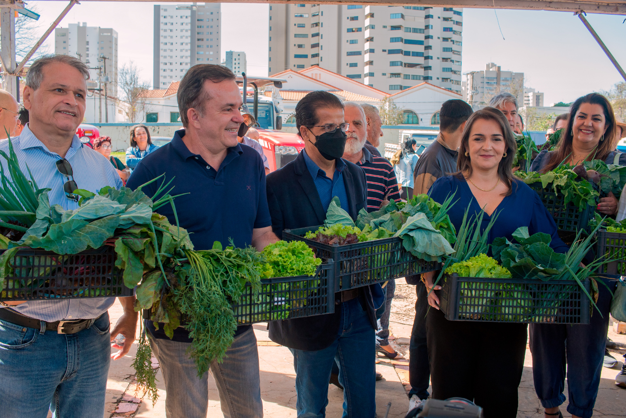 Cada uma das autoridades presentes na cerimônia fora presenteadas com uma caixa de legumes e verduras  da agricultura familiar. Foto: Tero Queiroz
