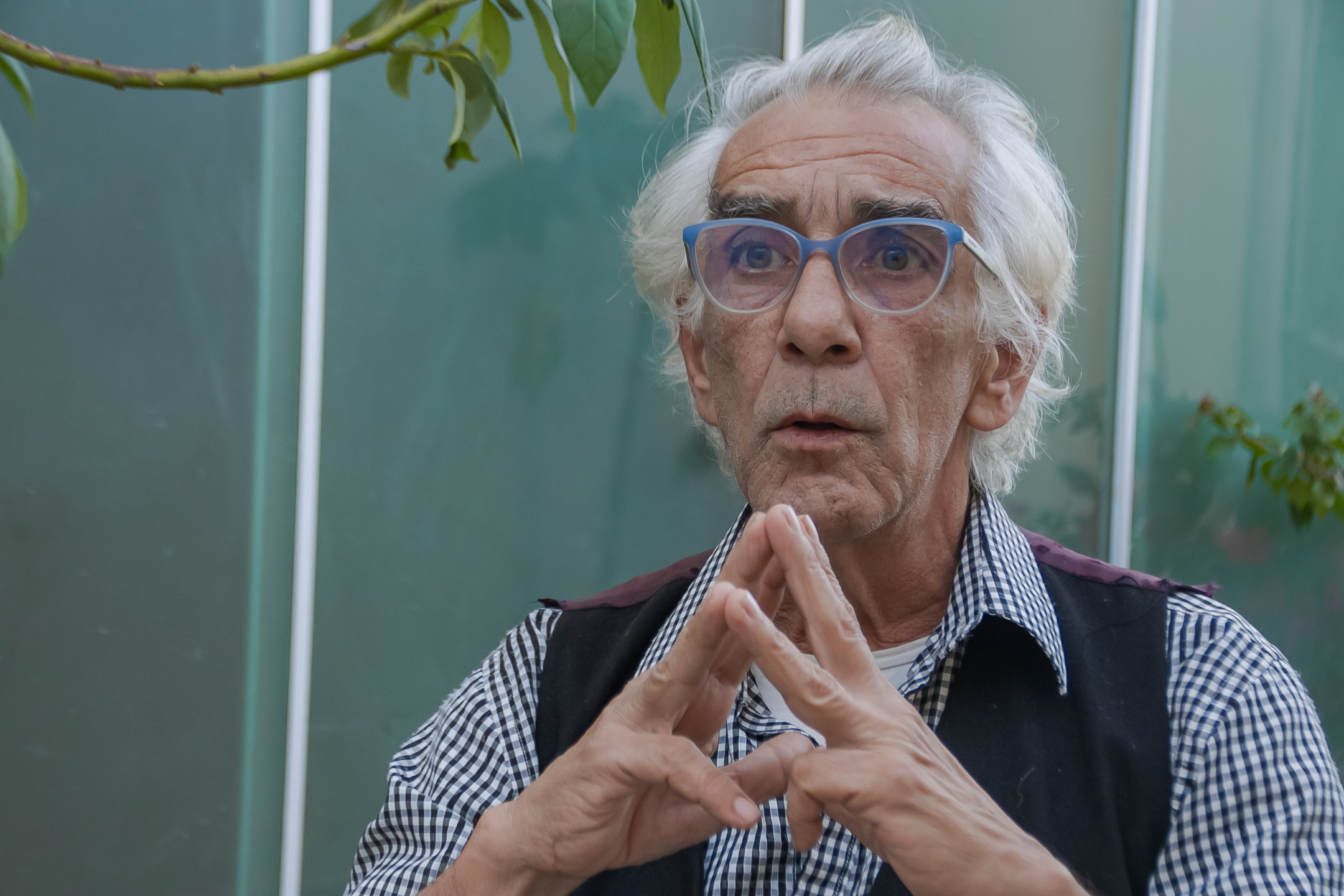 Ap&oacute;s alguns minutos de conversas, Breno lembrou-se de certos trechos do prov&aacute;vel tema abordado pelo filme 'Katharsys. Foto: Teatrinetv