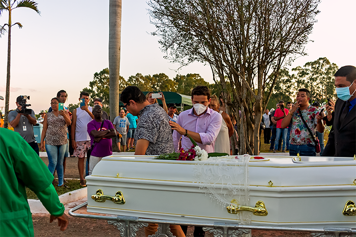 Romero ajudou descer o caixão de Delinha do caminhão dos Bombeiros. Foto: Tero Queiroz