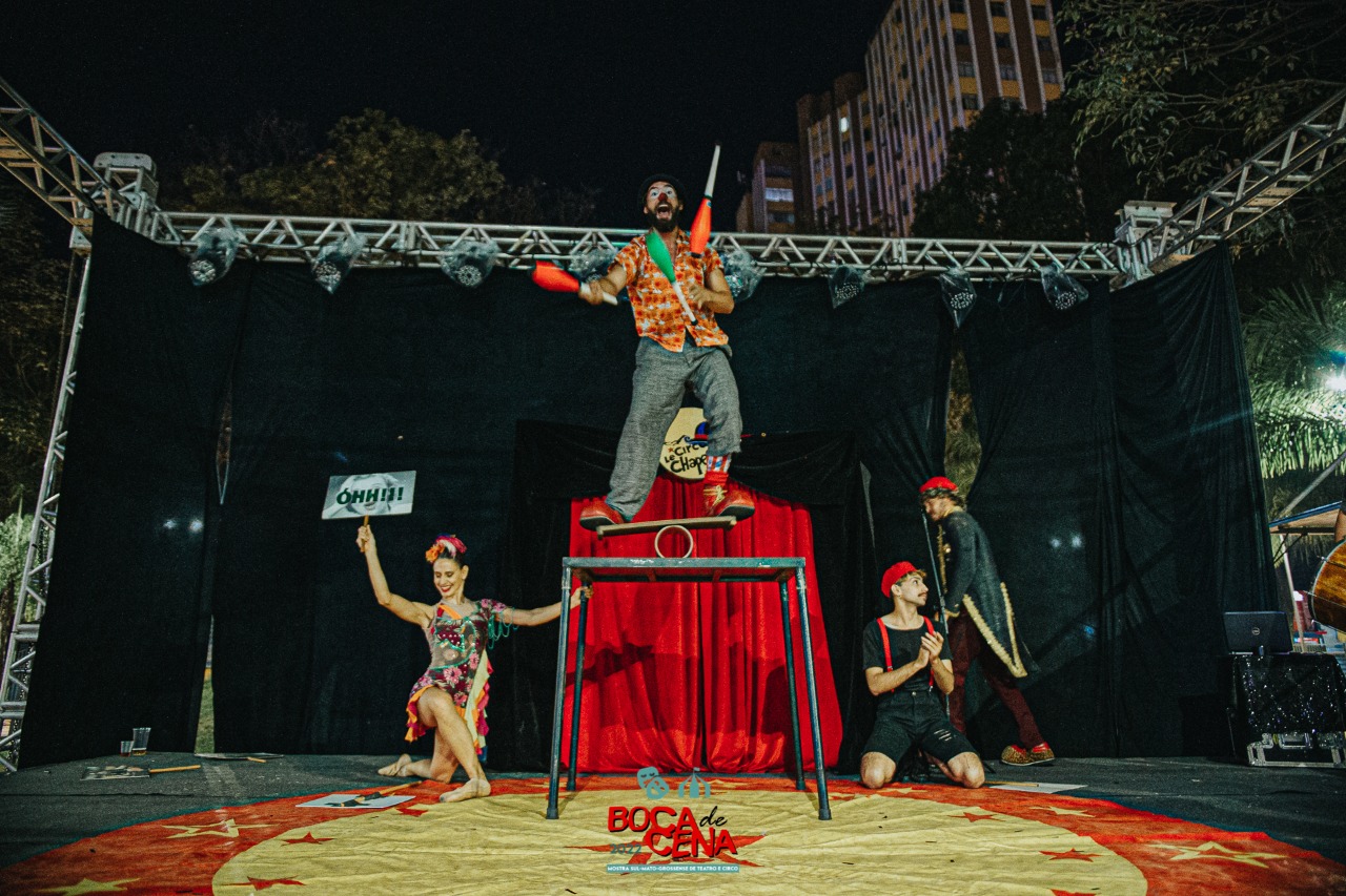 O espetáculo 'Tradicional Pocket Show sendo apresentado na Mostra Boca de Cena, na Praça Ary Coelho em Campo Grande. Foto: Vaca Azul