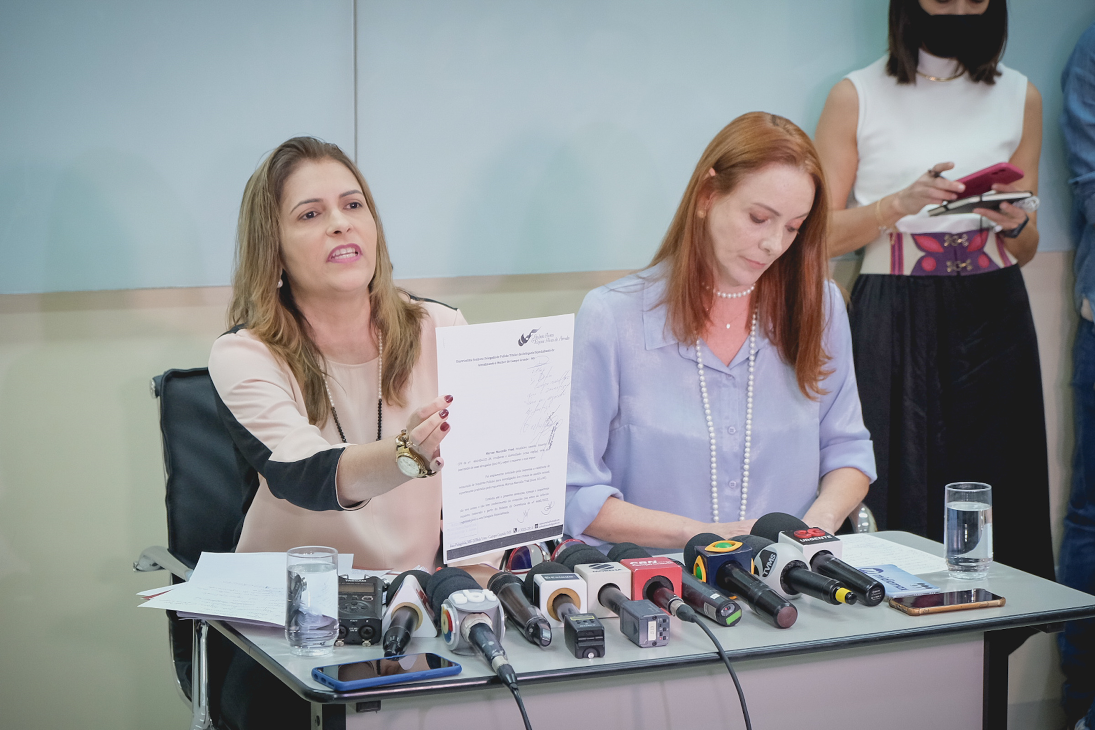 Advogada Rejane Alves de Arruda mostra documentos à imprensa. Foto: Reprodução