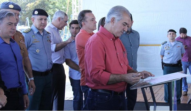 Para reforçar ainda mais o quadro de servidores de Mato Grosso do Sul, o governador Reinaldo Azambuja assinou, nesta sexta-feira (1º), decretos que autorizam a realização de novos concursos públicos estaduais.
