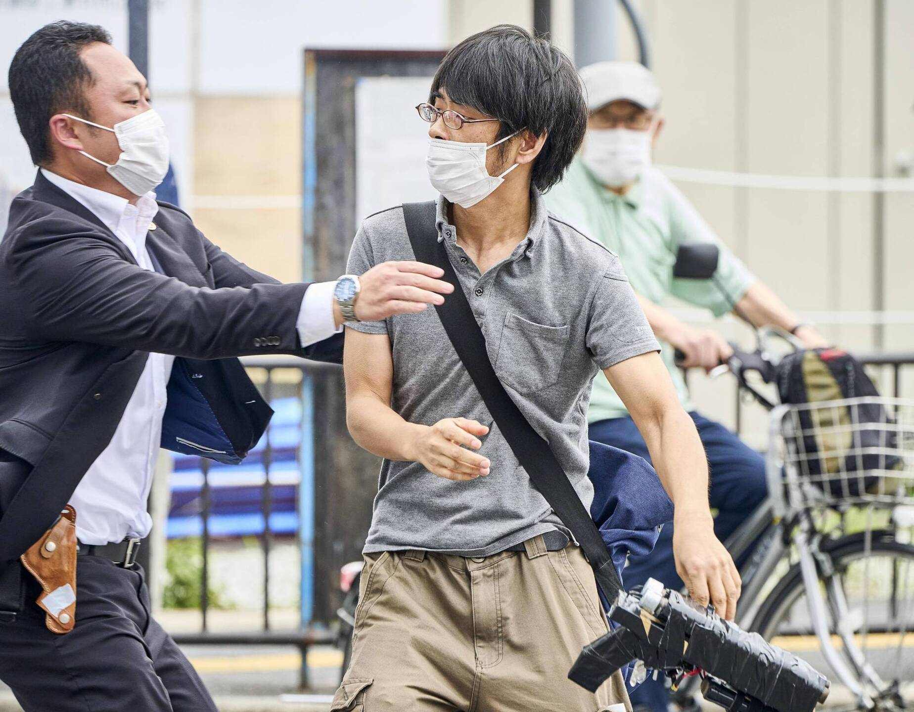 Tetsuya Yamagami é agarrado por um pessoal de segurança depois de supostamente atirar em Abe em Nara na sexta-feira. | QUIODO