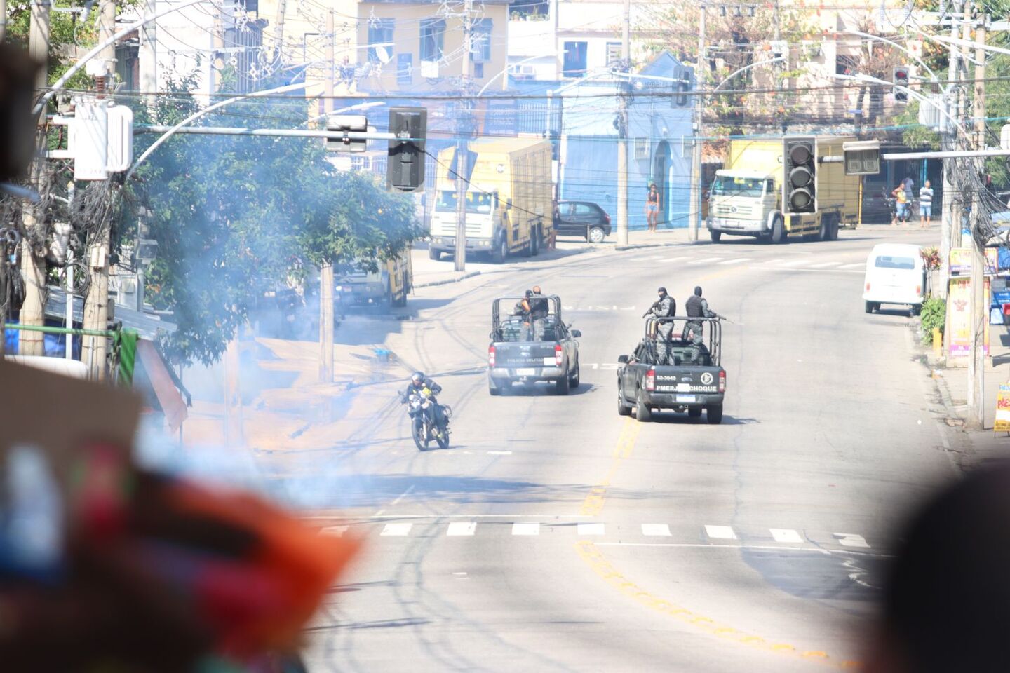 Estrada do Itararé, principal via do Complexo do Alemão, segue fechada. A polícia utilizou bombas de gás lacrimogênio para dispersar os motociclistas que estavam na pista. Foto: Voz das Comunidades 