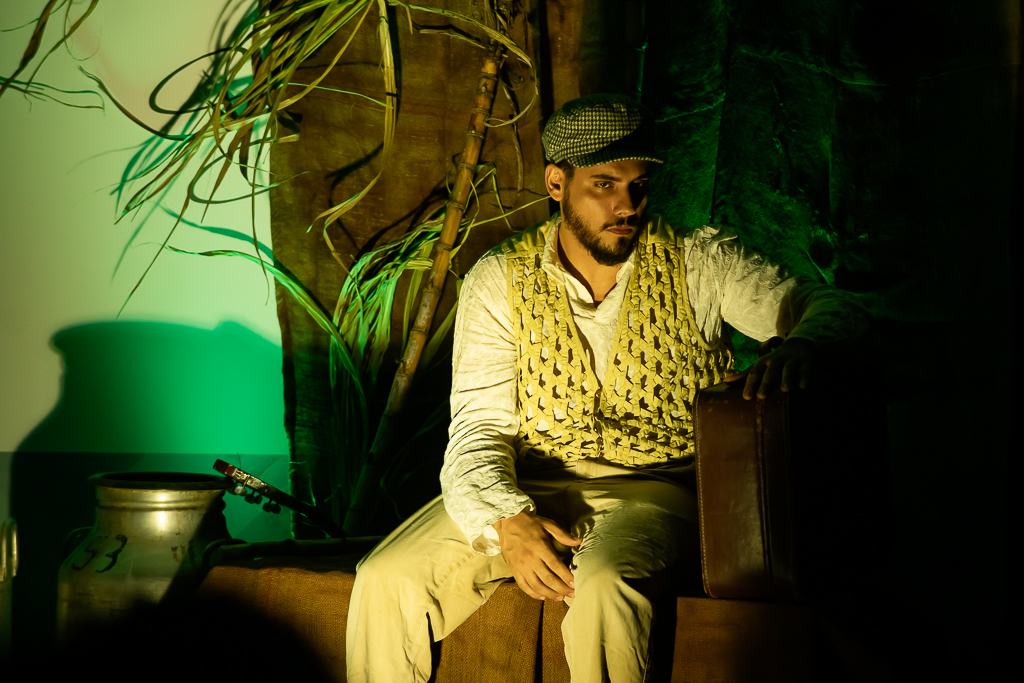 Samir Henrique, em cena no espetáculo "De Pai Para Filhos". Foto: Tero Queiroz | TeatrineTV 