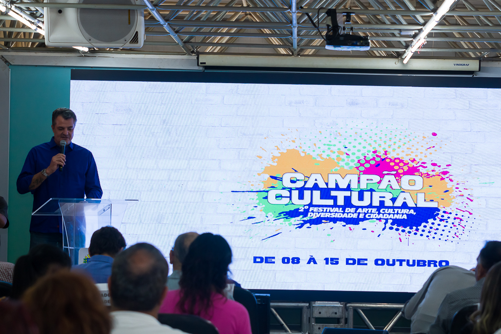 Ao microfone, Cegonha apresenta a 2ª edição do Festival Campão Cultural de 2022. Foto: Tero Queiroz
