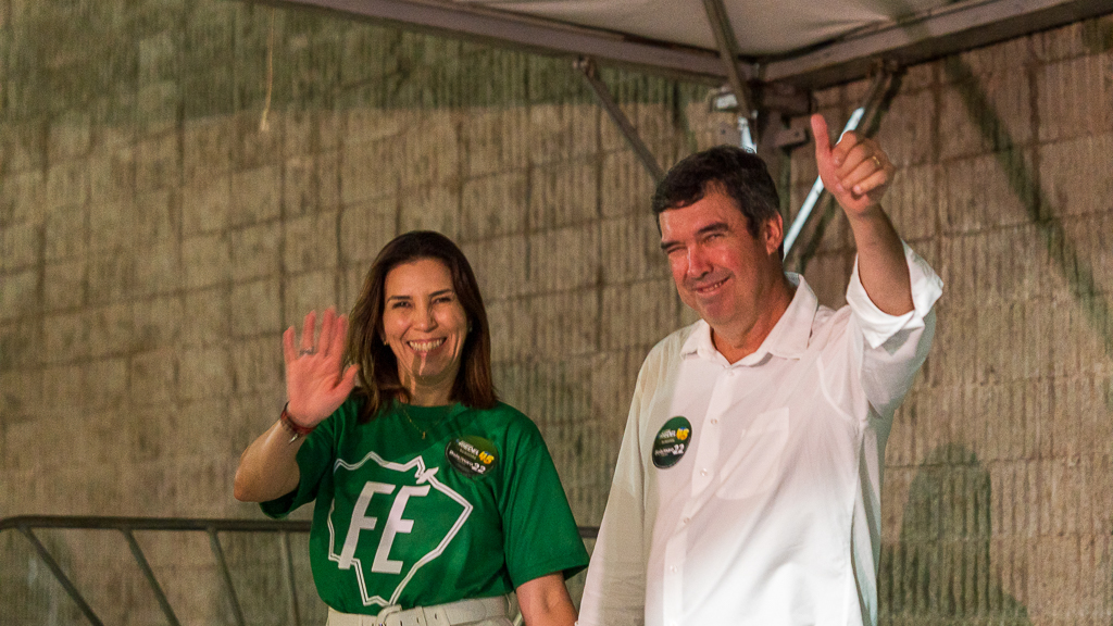 Riedel e Mônica Riedel acenam para a imprensa durante coletiva nesse domingo. Foto: Tero Queiroz