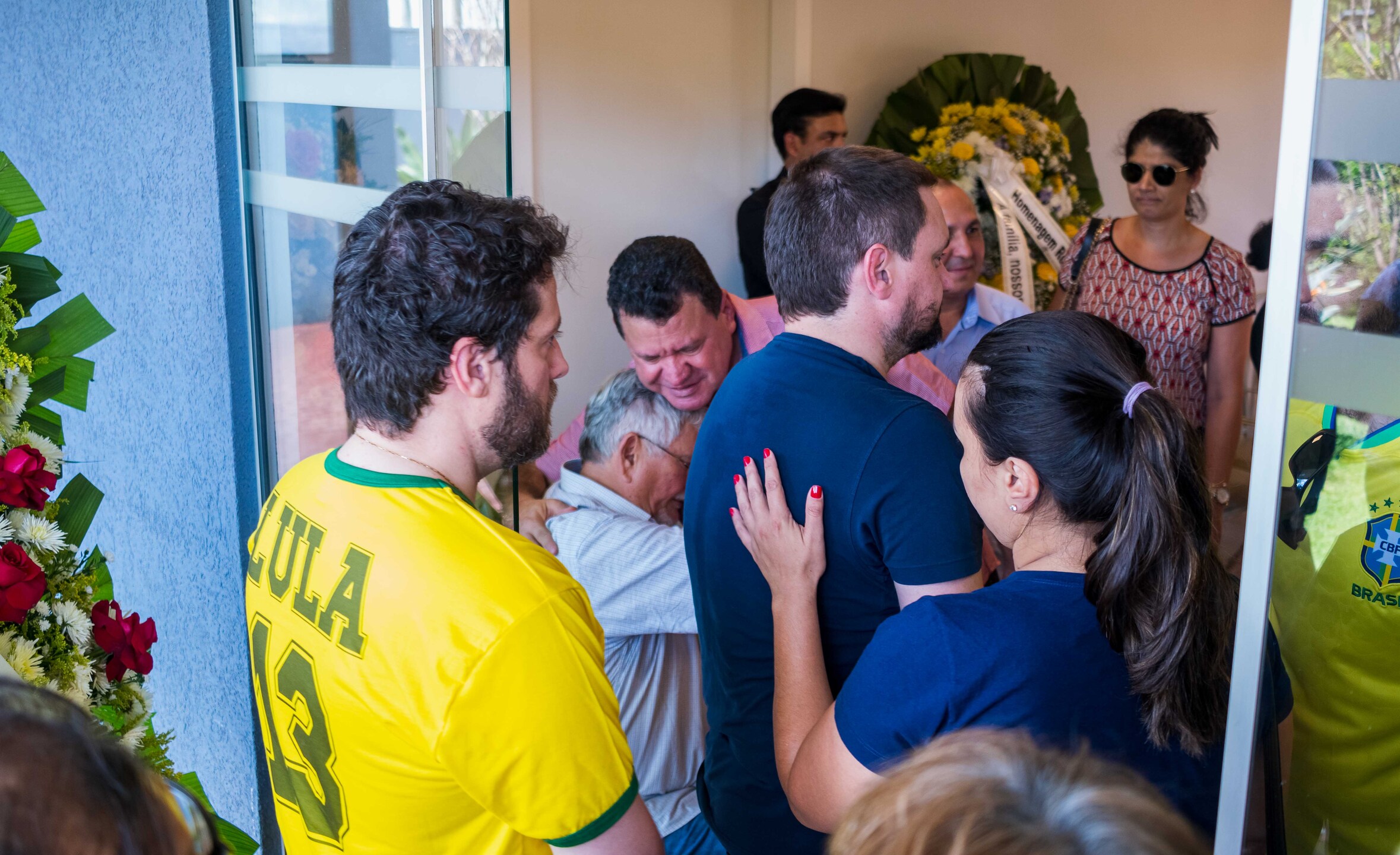 Zeca recebe cumprimentos de amigos que foram se despedir de Heitor Miranda. Foto: Tero Queiroz
