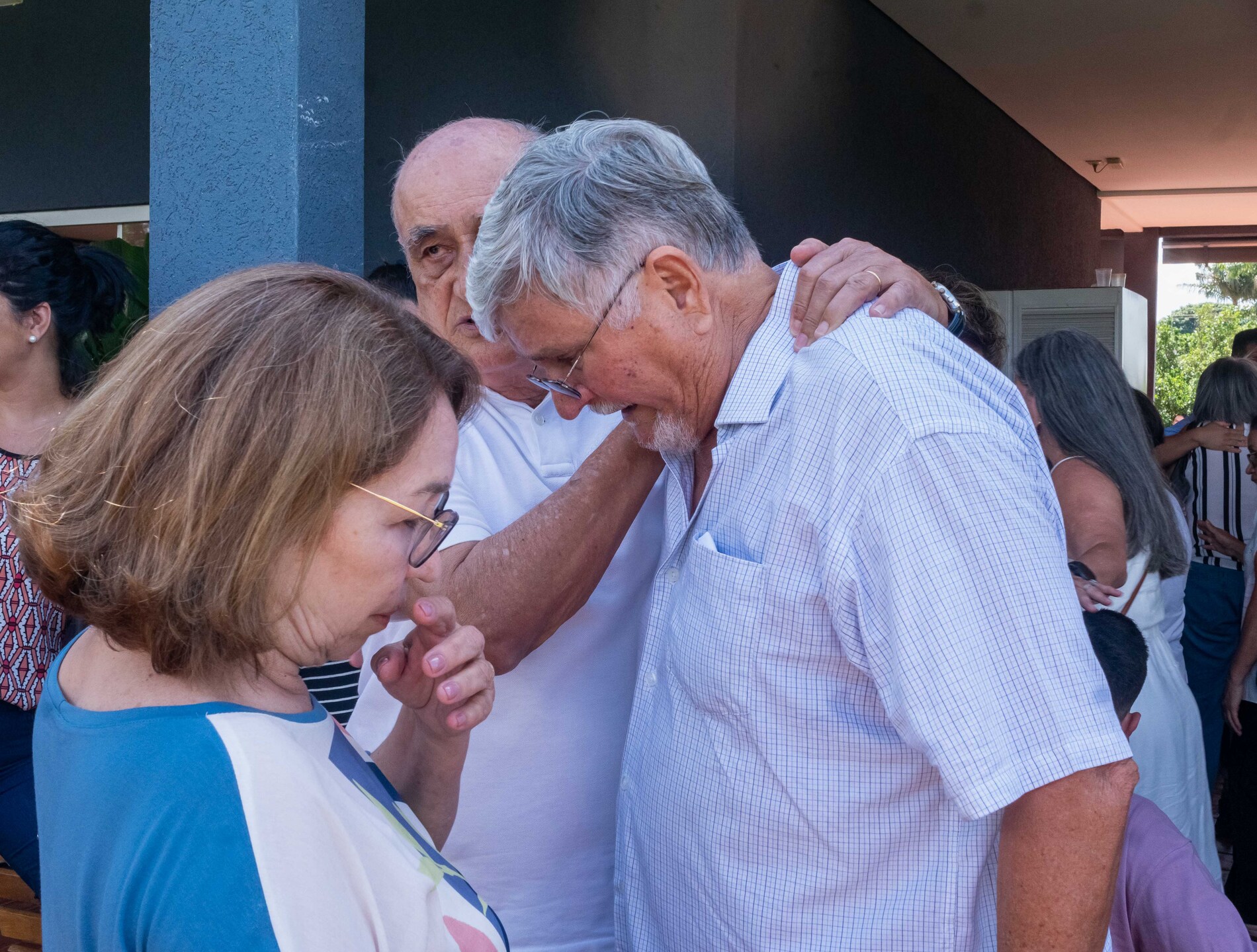 Zeca recebemos cumprimentos de pesar durante o velório de seu irmão, Heitor Miranda. Foto: Tero Queiroz 