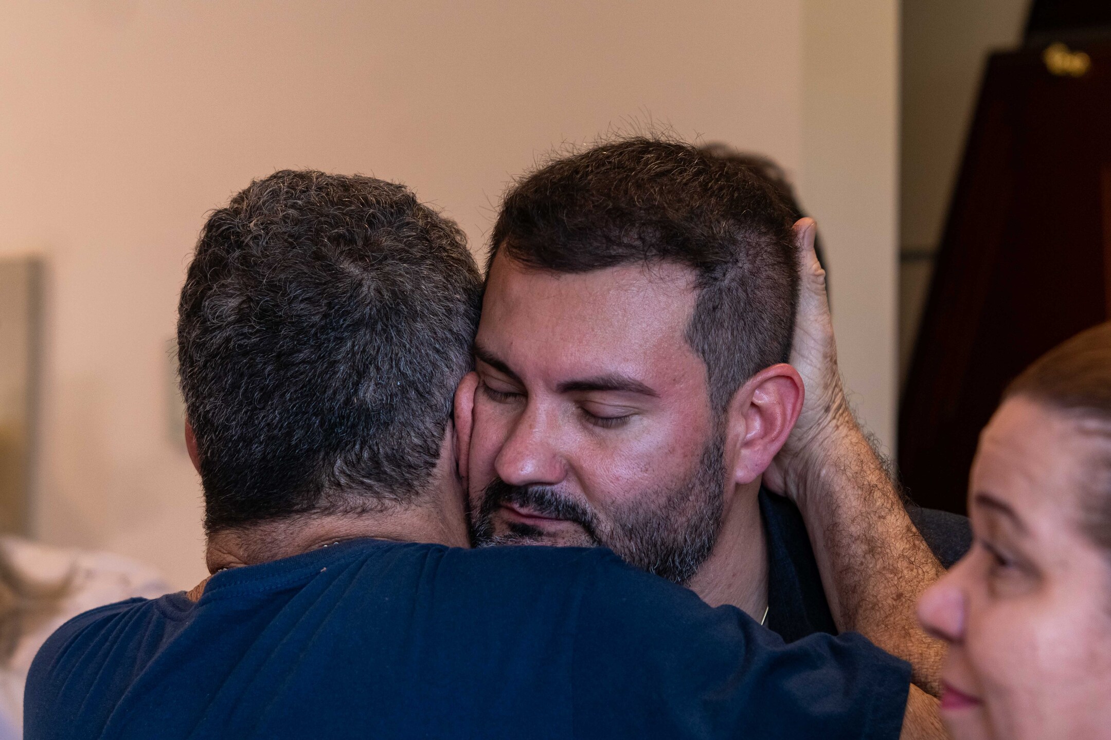 Marcelo Heitor Miranda recebe cumprimentos de pesar de amigos durante velório de seu pai, Heitor Miranda dos Santos. Foto: Tero Queiroz 