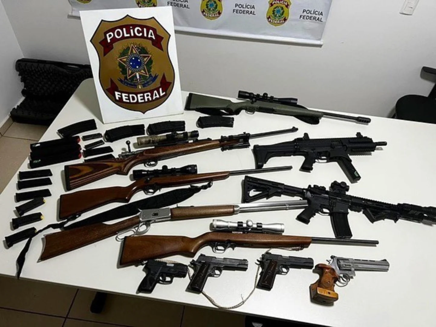 Armamentos encontrados pela Pol&iacute;cia Federal durante opera&ccedil;&atilde;o na 5&ordf; feira (15.dez) 