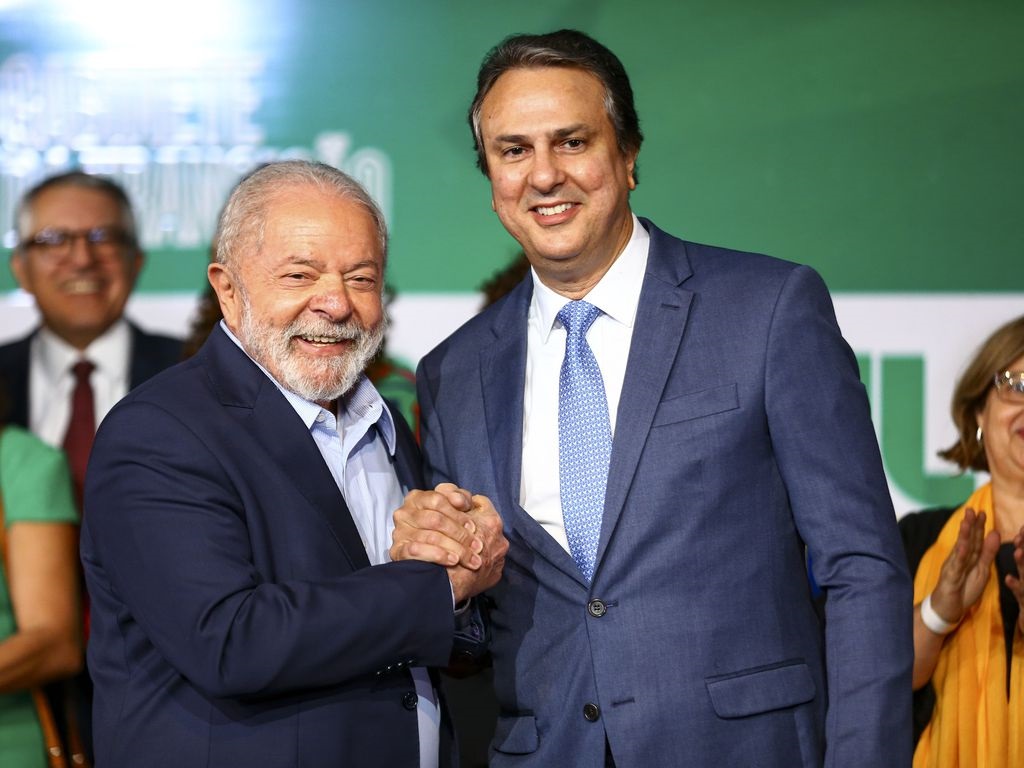 O presidente eleito, Luiz Inácio Lula da Silva, e o futuro ministro da Educação, Camilo Santana, durante anúncio de novos ministros que comporão o governo.