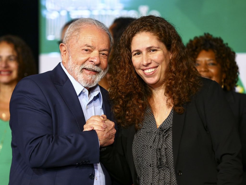 O presidente eleito, Luiz Inácio Lula da Silva, e a futura ministra da Gestão, Esther Dweck, durante anúncio de novos ministros que comporão o governo.