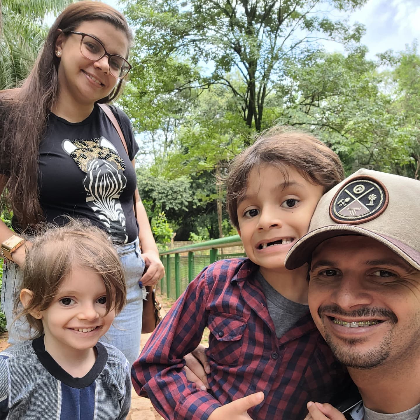 Família Novais durante passeis a uma zoológico de São José do Rio Preto (SP). Foto: Redes 