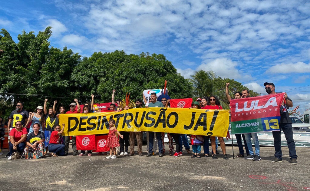 Manifestantes aguardam a chegada do presidente Lula na Casai de Boa Vista (Foto: Felipe Medeiros/Amazônia Real)