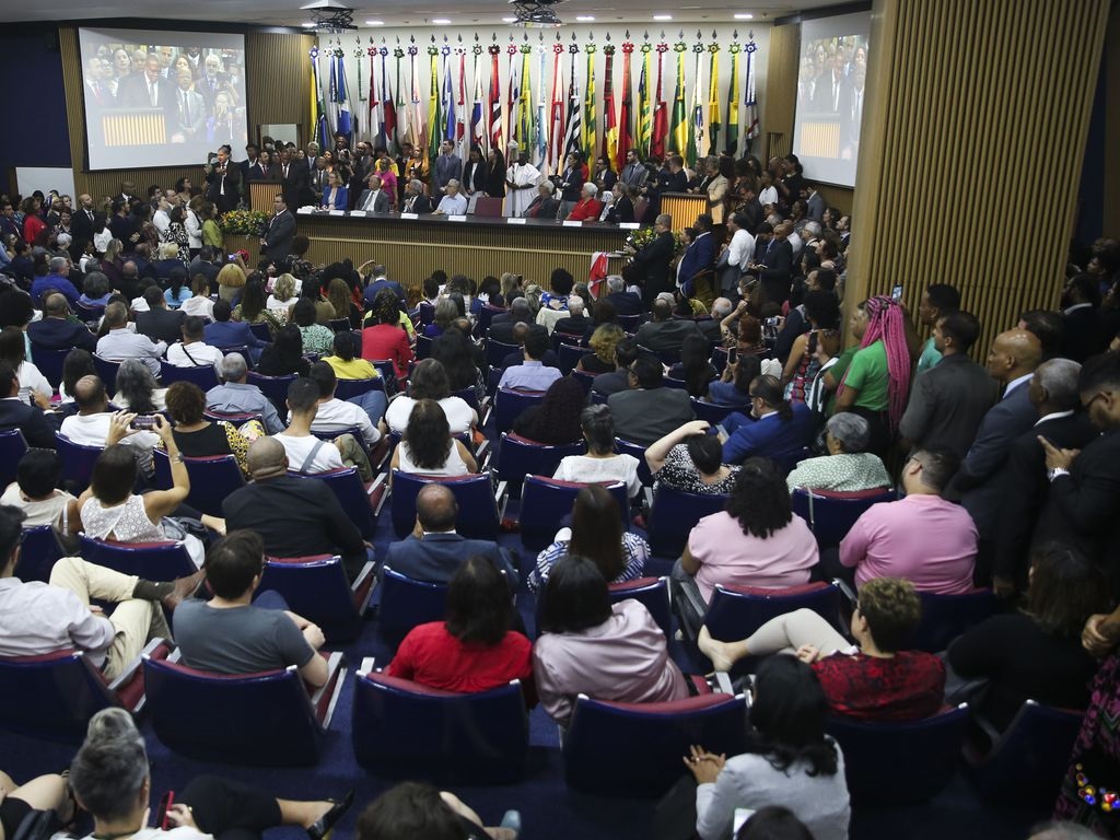 O ministro dos Direitos Humanos e da Cidadania, Silvio Almeida, assume o cargo em cerimônia no auditório do Ministério dos Direitos Humanos e da Cidadania (MDHC).  Foto: José Cruz/Agência Brasil