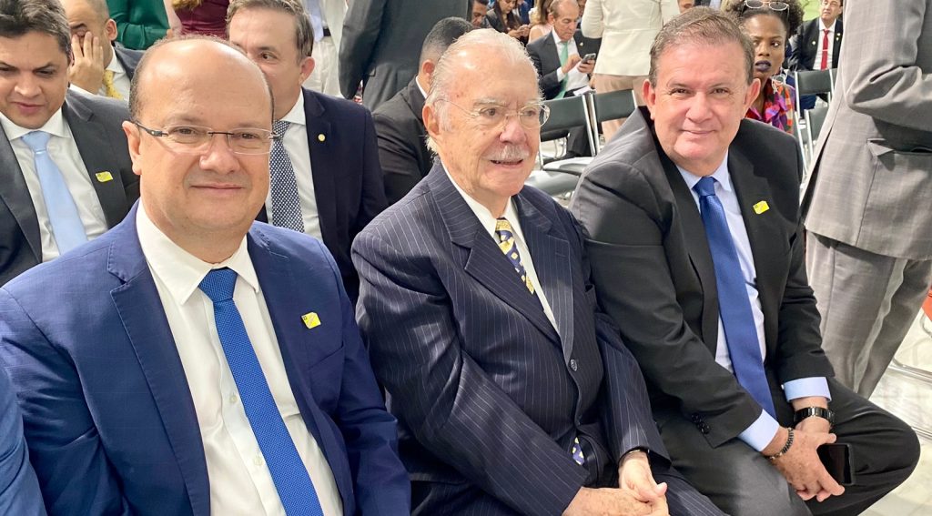 Da direita para a esquerda: Eduardo Rocha, o ex-presidente José Sarney e Barbosinha durante a cerimônia de posse da ministra do Planejamento e Orçamento Simone Tebet. Foto: Reprodução