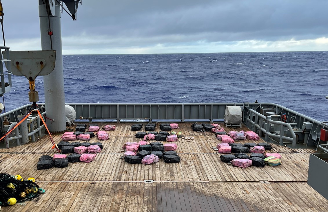 Oitenta e uma fianças foram levadas para Auckland a bordo do HMNZS Manawanui. Foto / NZDF