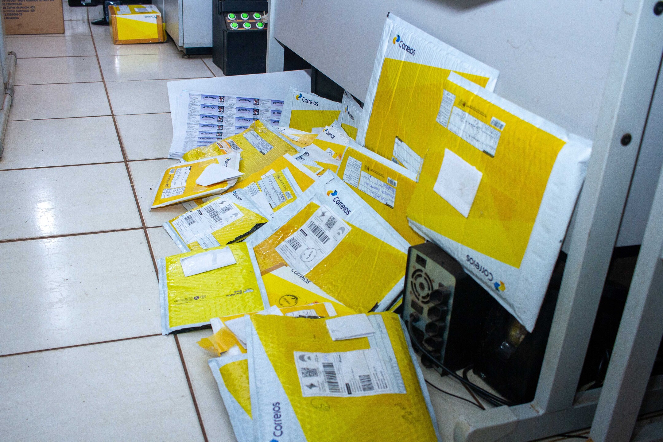 Os envelopes dos correios que seriam usados para enviar os falsos  fitoterápicos. Foto: Tero Queiroz 