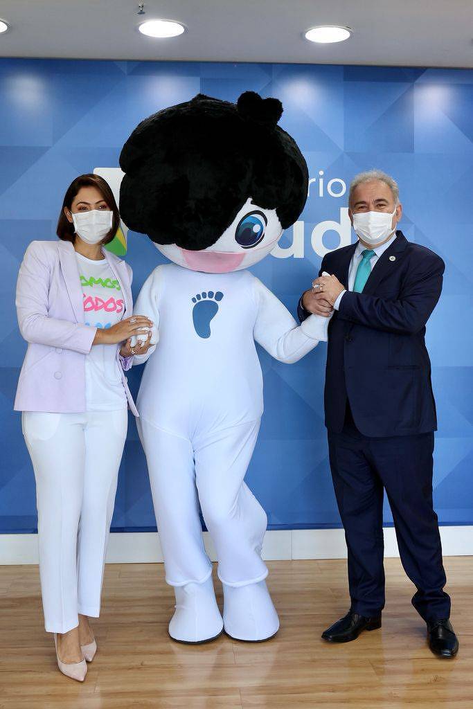 A primeira-dama, Michelle Bolsonaro, e o ministro da Saúde, Marcelo Queiroga, ao lado da mascote Rarinha - Divulgação