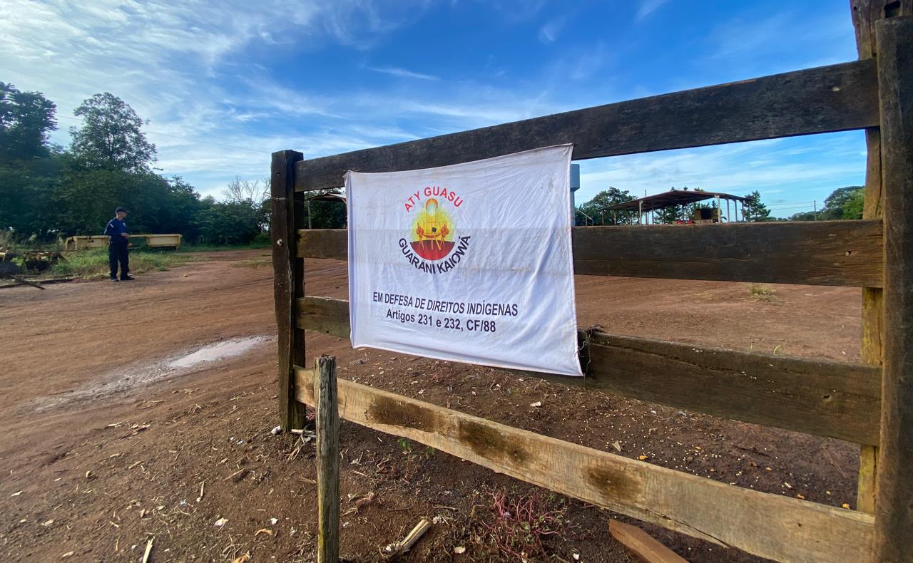 Porteira da fazenda Inho foi sinalizada como pertencente ao território indígena Brilhantepagua. Foto: Reprodução 