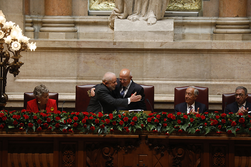 (25 de abril de 2023 | 10h) - O Presidente da Assembleia da República, Augusto Santos Silva, abraça o Presidente da República Federativa do Brasil, Lula. Foto: Parlamento.pt