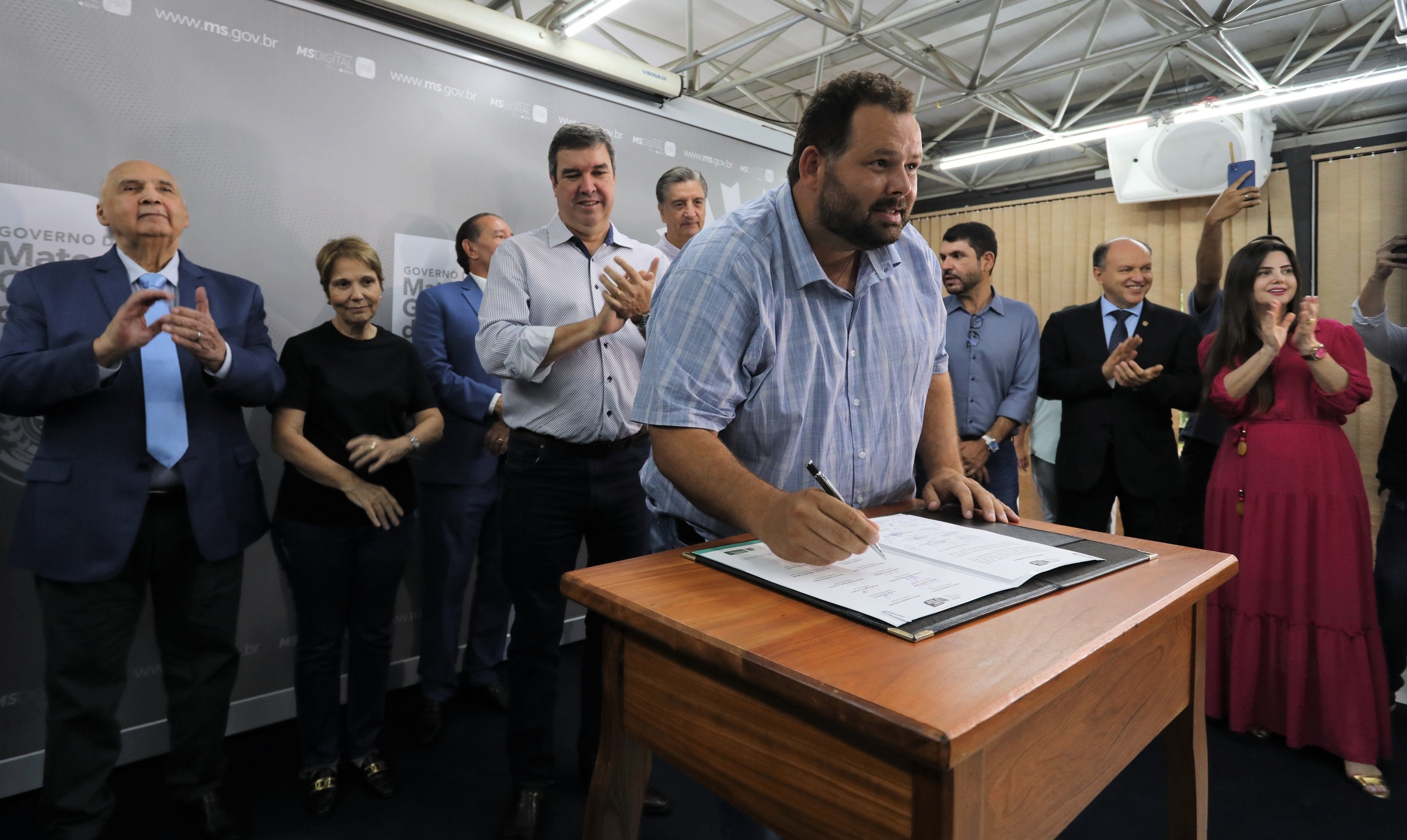 Prefeito de Miranda, Fábio Florença, durante assinatura do convênio com o governo nesta 3ª.feira (4.abr.23). Foto: Saul Schramm