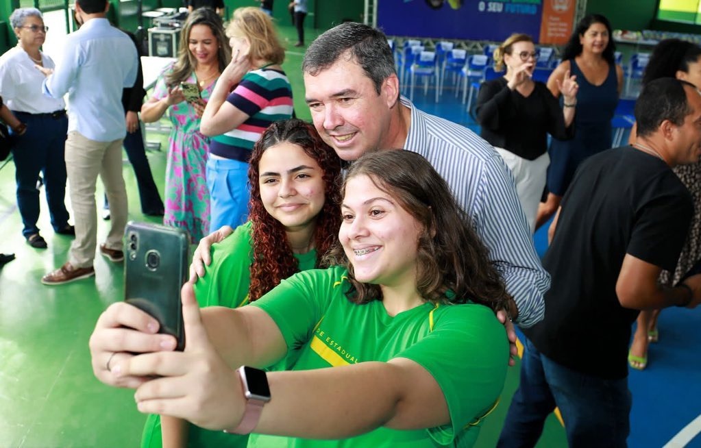 Governador posa para foto com alunas em escola pública de MS. Foto: Saul Schramm