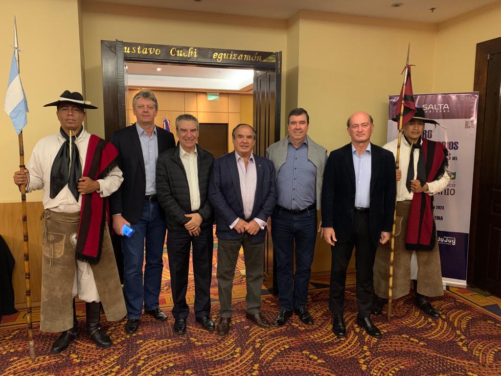 O evento tratou dos avan&ccedil;os j&aacute; obtidos para a viabiliza&ccedil;&atilde;o da Rota Bioce&acirc;nica e contou com a participa&ccedil;&atilde;o do governador Eduardo Riedel, do secret&aacute;rio Jaime Verruck, da Semadesc (Secretaria de Meio Ambiente, Desenvolvimento, Ci&ecirc;ncia, Tecnologia e Inova&ccedil;&atilde;o)