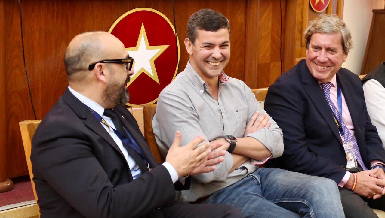 Ao centro, Santiago Pe&ntilde;a eleito presidente do Paraguai. Foto: Reprodu&ccedil;&atilde;o