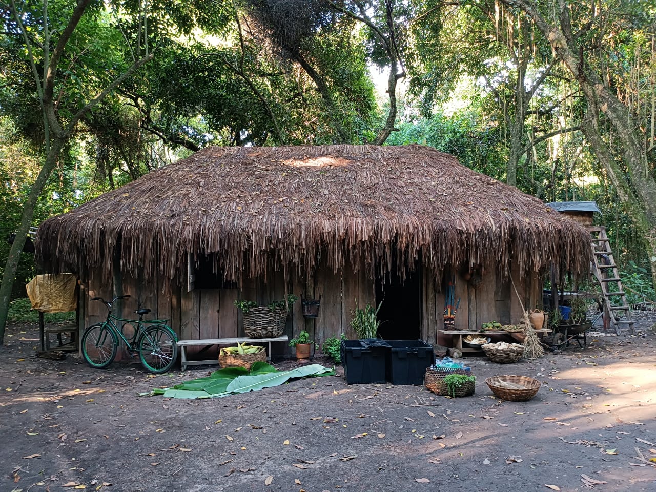 Casa indígena tradicional construída com consultoria de Luan Iturv e Fabiana Fernandes, no Projac, nos Estúdios Globo. Foto: Arquivo pessoal ao TeatrineTV