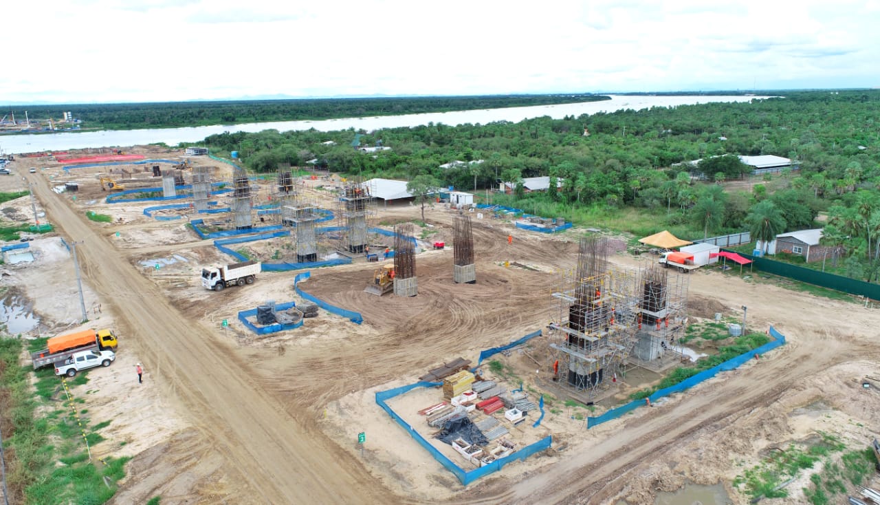 As estacas s&atilde;o utilizadas como funda&ccedil;&atilde;o da ponte com uma profundidade vari&aacute;vel entre 33 e 43 metros que est&atilde;o embutidas no maci&ccedil;o rochoso e t&ecirc;m um di&acirc;metro de at&eacute; 2 metros.