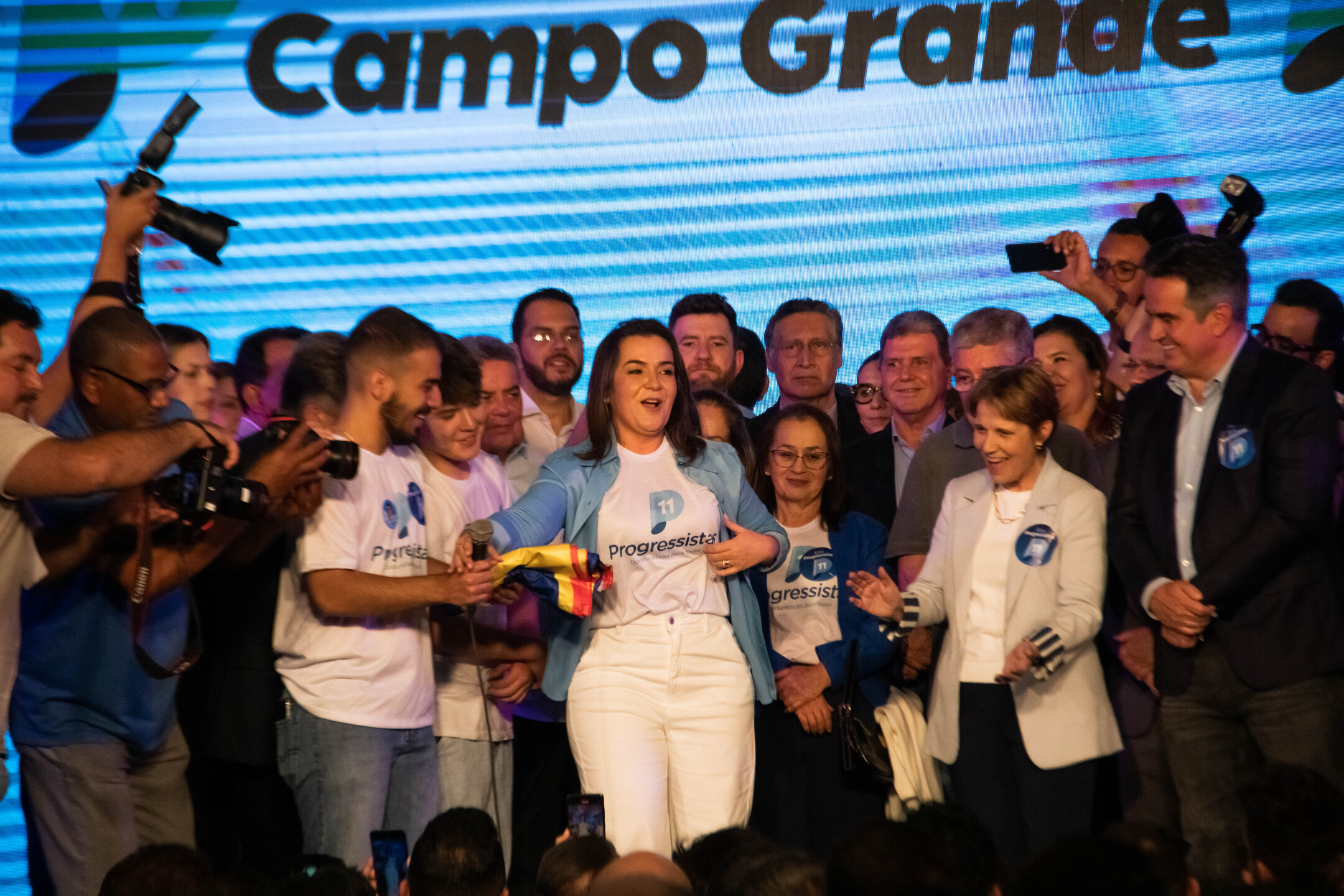 (1.jun.23) - A prefeita de Campo Grande, Adriane Lopes, acabava de vestir a camiseta do Partido Progressista em ato de filiação. Foto: Tero Queiroz