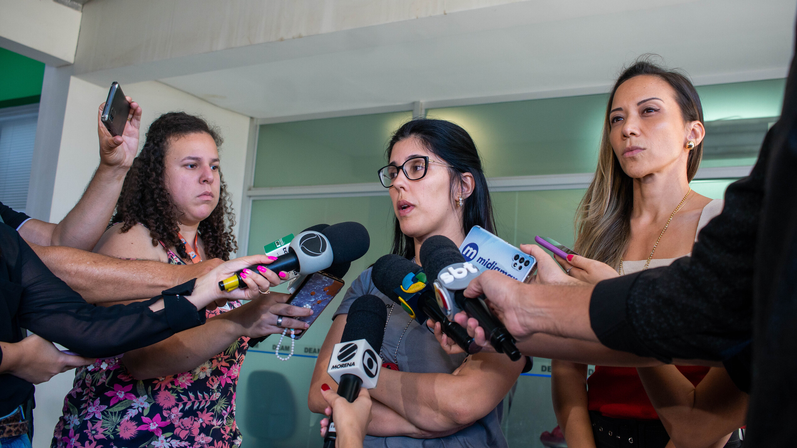 A investigadora Analu Lacerda Ferraz em coletiva à imprensa na Deam. Foto: Tero Queiroz
