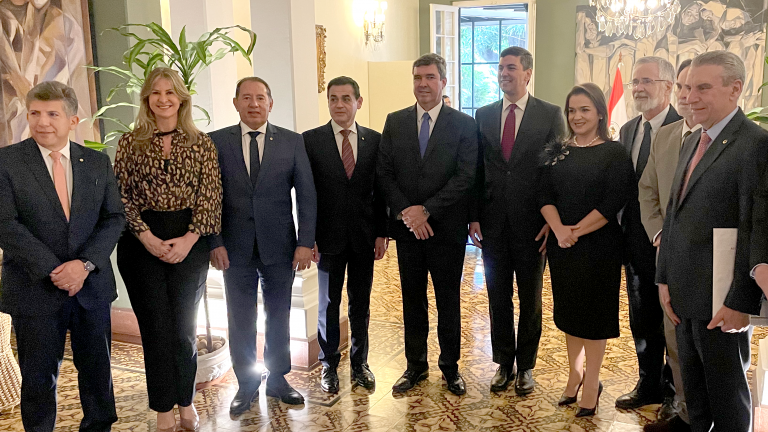 Comitiva sul-mato-grossense com o governador, deputados, prefeita da Capital de MS e a sub-secert&aacute;ria da Sidagro, contra o presidente Santhiago Pe&ntilde;a, em Assun&ccedil;&atilde;o, Capital do Paraguai (PY). Foto: PMCG