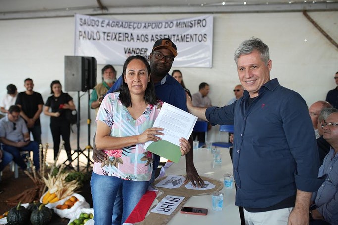 O ministro Paulo Teixeira entrega  posses regularizadas (Contrato de Concess&atilde;o de Uso) para 22 fam&iacute;lias, no munic&iacute;pio de Nova Itamarati, em Ponta Por&atilde; (MS). Foto: Reprodu&ccedil;&atilde;o | Instagram 