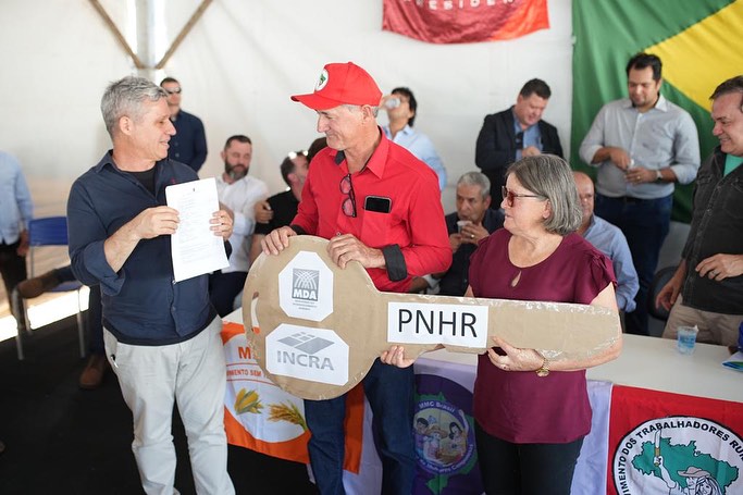 O ministro Paulo Teixeira entrega  posses regularizadas (Contrato de Concess&atilde;o de Uso) para 22 fam&iacute;lias, no munic&iacute;pio de Nova Itamarati, em Ponta Por&atilde; (MS). Foto: Reprodu&ccedil;&atilde;o | Instagram 