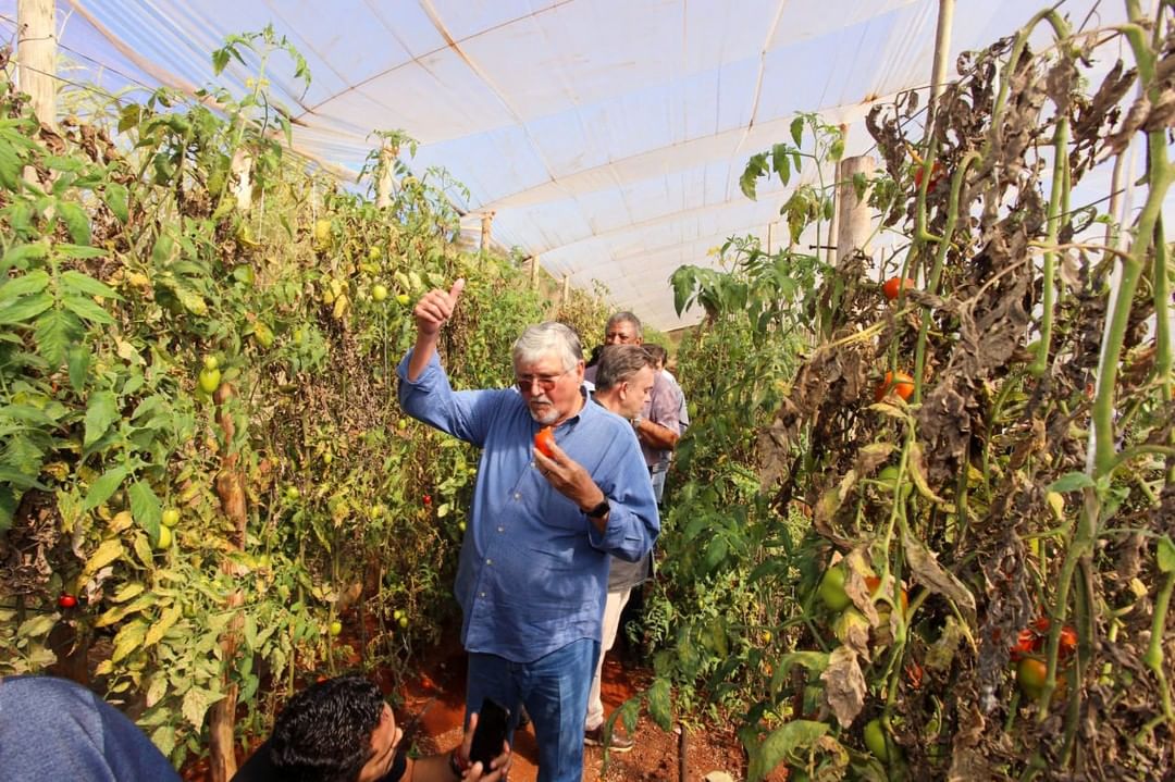 Zeca compartilhou imagens de uma visita ao lado do ministro a uma estufa de legumes em Nova Itamarati. Foto: Reprodu&ccedil;&atilde;o