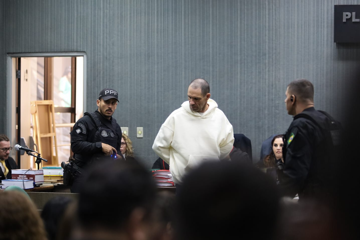 Marcelo Rios &eacute; levado &agrave; cadeira dos re&uacute;s em Campo Grande. Foto: MS Not&iacute;cias