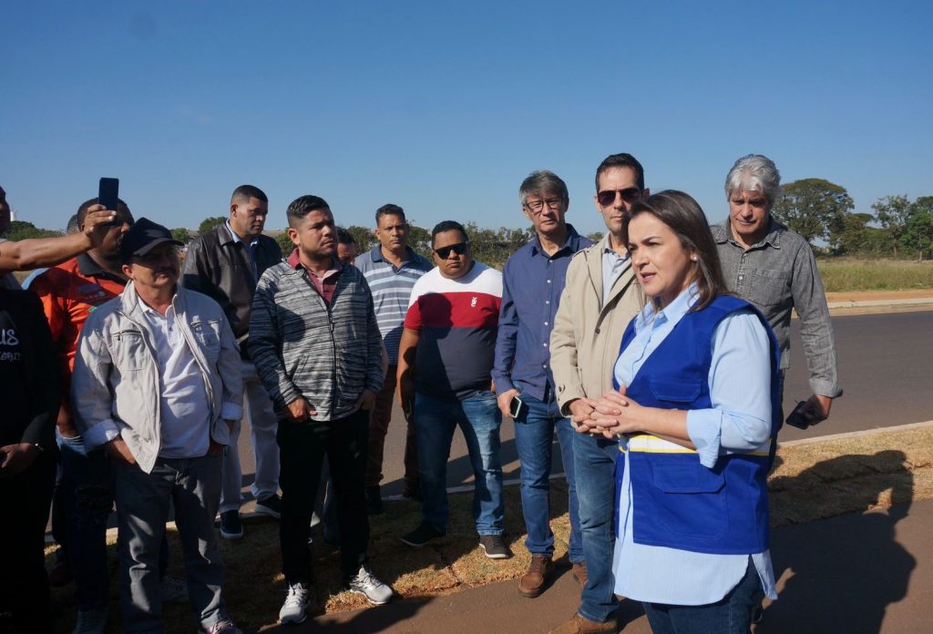 A  prefeita Adriane Lopes em visita a Avenida dos Cafezais, em Campo Grande. Foto: PMCG