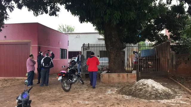 Polícia na casa onde a criança morreu, em Dourados, MS  Foto: Martim Andrada/TV Morena