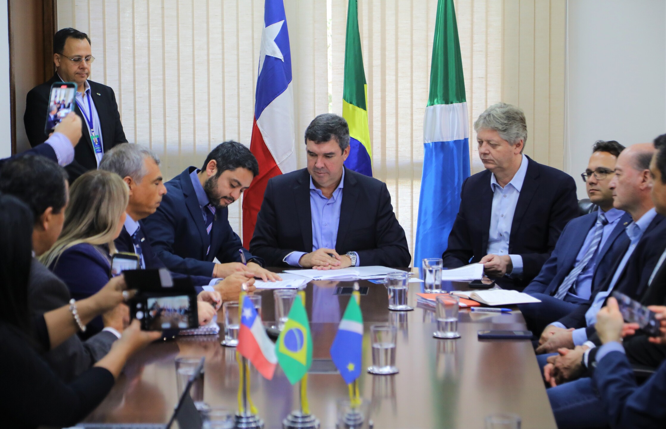 (6.jul.26) - Governador do Tarapacá José Miguel Carvajal Gallardo assina acordo de cooperação com MS. Foto: Saul Schramm