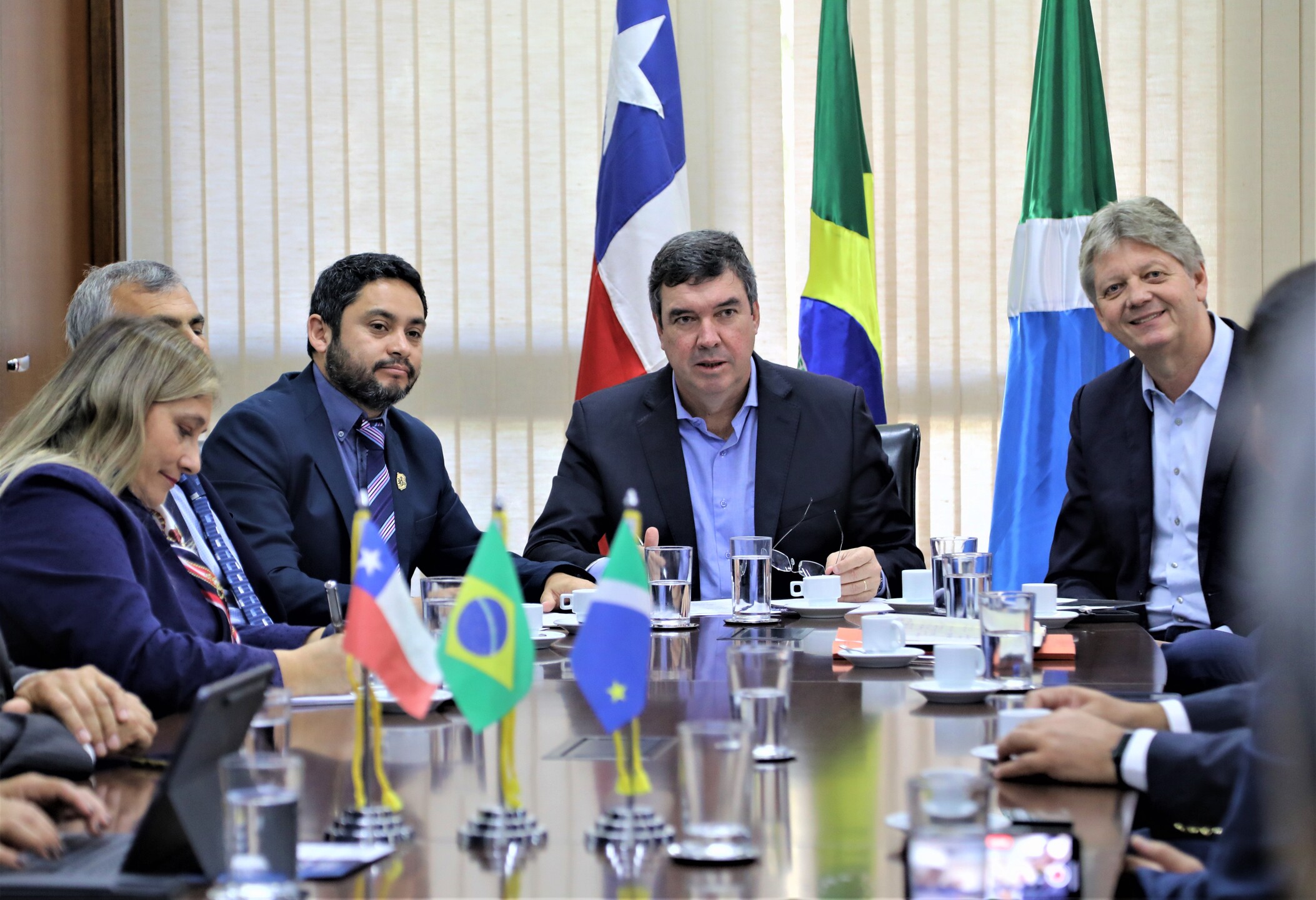 (6.jul.26) - Governador Eduardo Riedel (PSDB), o governador do Tarapacá José Miguel Carvajal Gallardo e o secretário Jaime Verruck, titular da Secretaria de Meio Ambiente, Desenvolvimento, Ciência, Tecnologia e Inovação (Semadesc). Foto: Saul Schramm