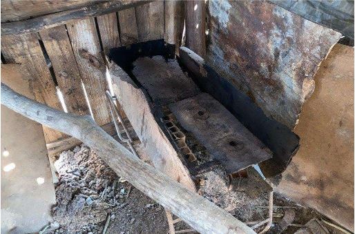 Fog&atilde;o improvisado a lenha era &uacute;nica maneira de fam&iacute;lia fazer refei&ccedil;&otilde;es quando traziam mantimentos. Foto: MPT