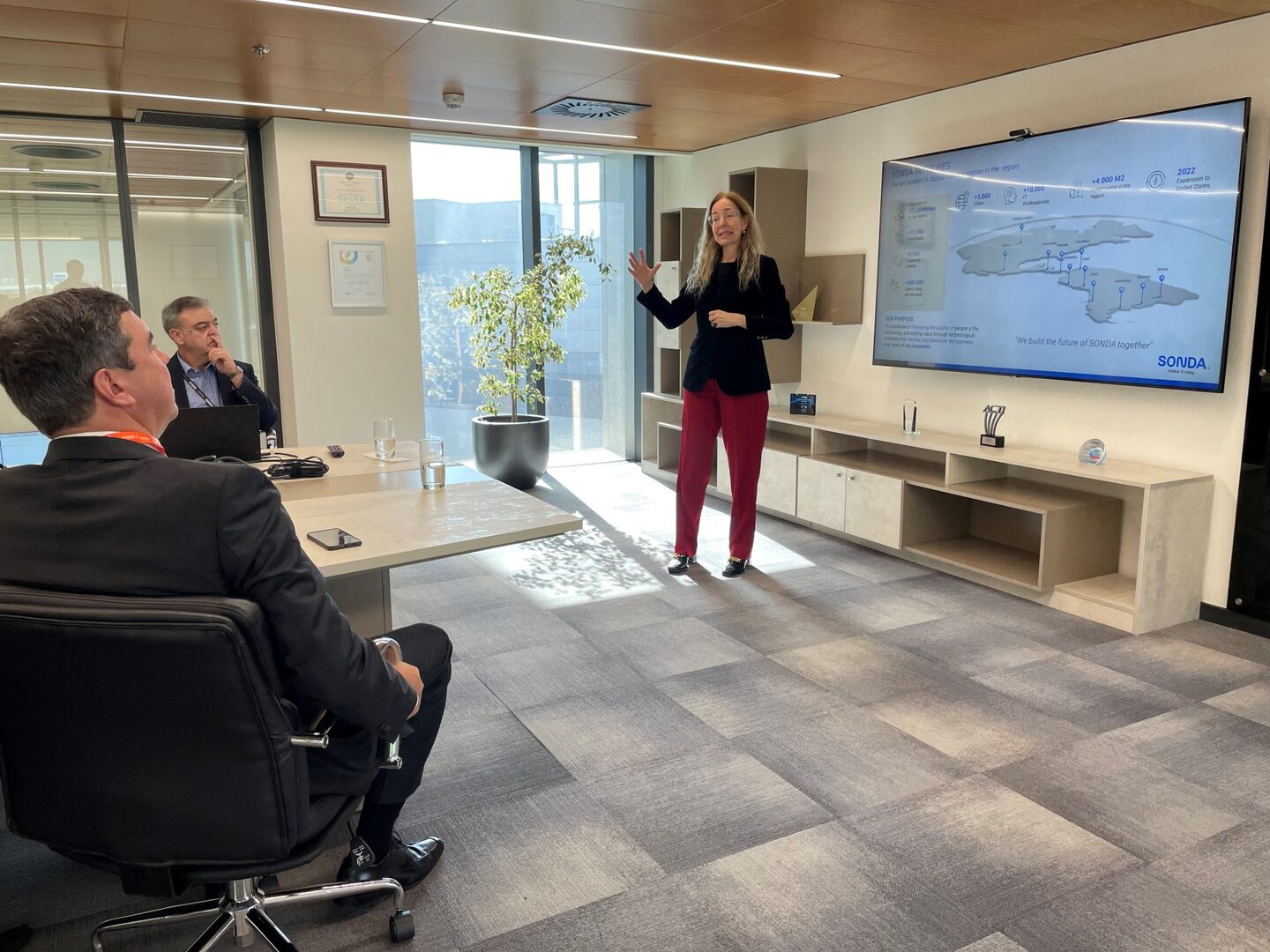 (28.jul.23) - Executiva da Sonda explicar ao governador Eduardo Riedel, projeto da Infovia na sede da Sonda. Foto: Guilherme Pimentel