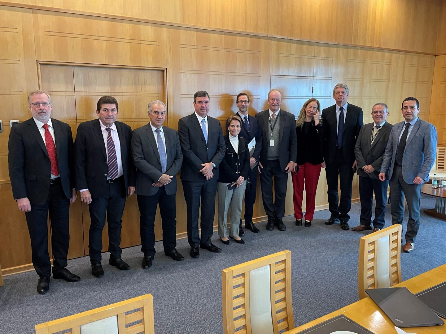 (28.jul.23) - Governador Eduardo Riedel, secret&aacute;rio, ex-governador, senadora e prefeito em visita a empres ado grupo Sonda. Foto: Guilherme Pimentel