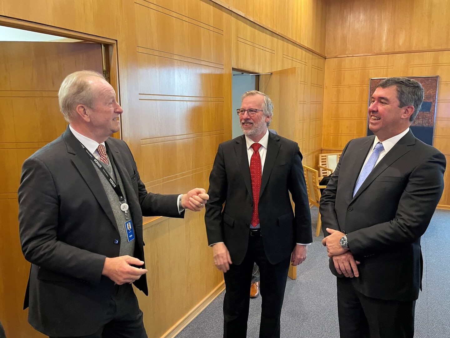 Ingo &eacute; engenheiro, economista e empres&aacute;rio brasileiro que j&aacute; foi CEO de v&aacute;rias empresas e institui&ccedil;&otilde;es. Ele est&aacute; &agrave; esquerda da imagem com o governador Eduardo Riedel. Foto: Guilherme Pimentel