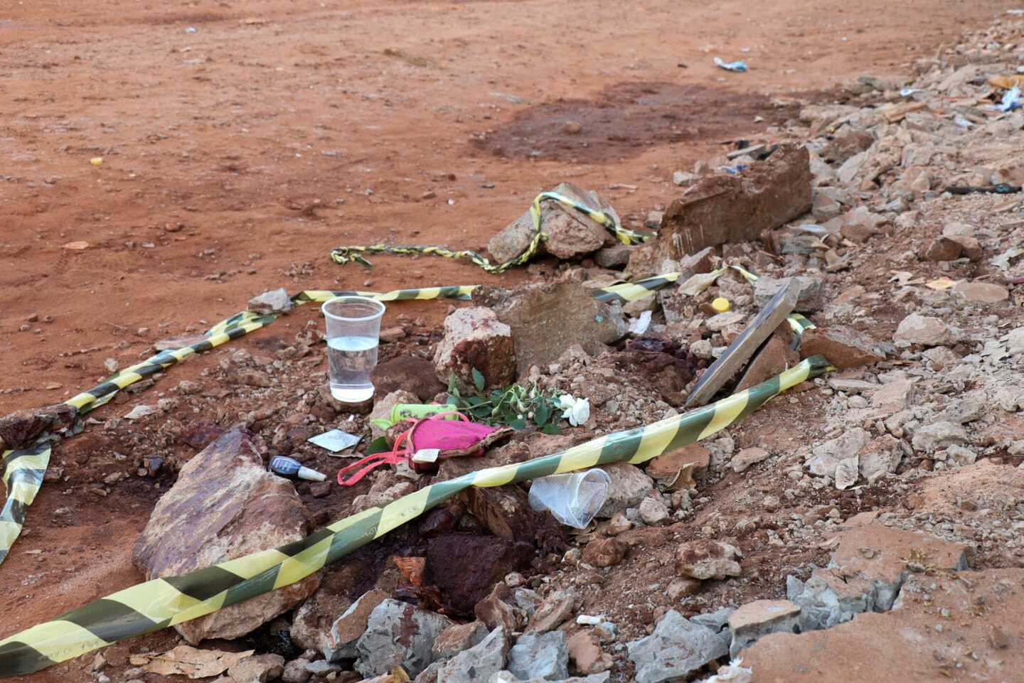 (31.jul.23) - Nesta manhã ainda há sinais de sangue e objetos da vítima caídos na rua em que o crime ocorreu. Foto: MS Notícias