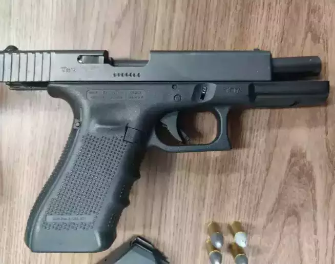 Pistola Glock 9 mm com numeração raspada foi apreendida na mochila do PM. Foto: Reprodução 